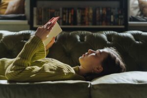 kobieta czyta książkę