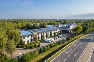Hotel 500 Stryków z lotu ptaka, położony przy trasie w okolicy Łodzi